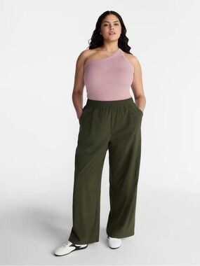 AVIA FeatherStretch Woven Wide Leg Pants in Green Ivy